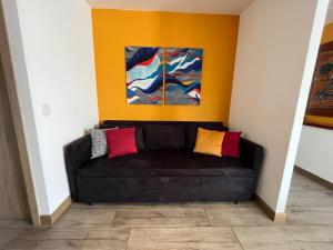 DN2A-Great location with patio and pool的休息区