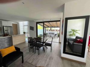 DN2A-Great location with patio and pool的休息区