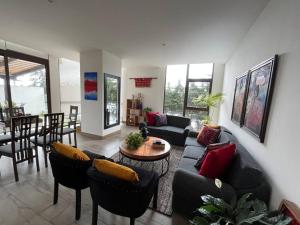 DN2A-Great location with patio and pool的休息区
