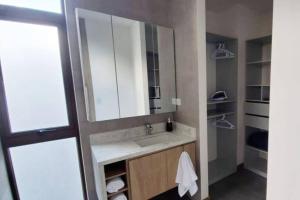 危地马拉DN2A-Great location with patio and pool的带水槽和镜子的浴室 更多22张照片