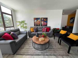 DN2A-Great location with patio and pool的休息区