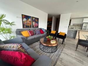 DN2A-Great location with patio and pool的休息区