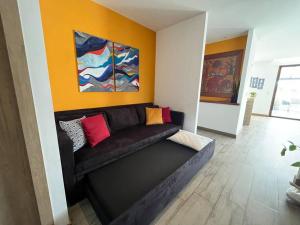 DN2A-Great location with patio and pool的休息区