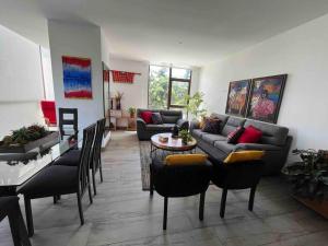 DN2A-Great location with patio and pool的休息区