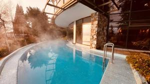 A piscina localizada em Design Suites Bariloche ou nos arredores