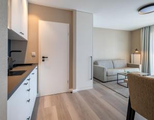 Kuchyň nebo kuchyňský kout v ubytování Hotel am Schlosspark garni