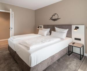 Postel nebo postele na pokoji v ubytování Hotel am Schlosspark garni