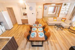东京Asakusa,Ginza,Ueno,Skytree,Stn&Conv 1min ,Family suite,45 Mins to Airport,Kiyoka Villa 清禾的带桌椅的客厅
