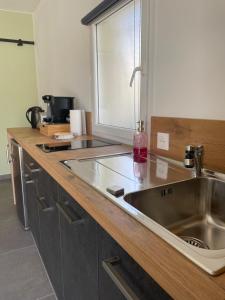 Kuchyň nebo kuchyňský kout v ubytování aux pieds des vignobles ardéchois logement de 40m2