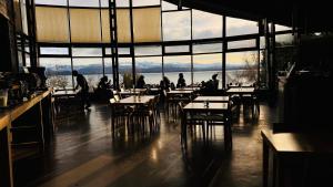 Um restaurante ou outro lugar para comer em Design Suites Bariloche