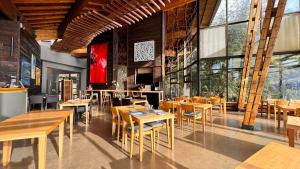 Um restaurante ou outro lugar para comer em Design Suites Bariloche