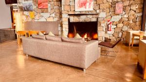 Uma área de estar em Design Suites Bariloche