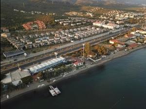 an aerial view of a city next to the water at Sohbet Beach otel in Narlı