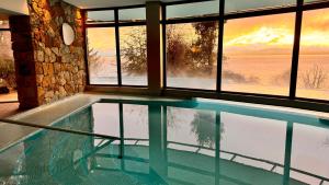 A piscina localizada em Design Suites Bariloche ou nos arredores