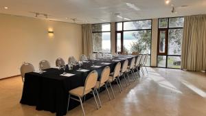 Área de negócios e/ou sala de conferências em Design Suites Bariloche mais 37 fotos
