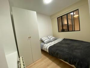 a bedroom with a bed and a window at Charmant appartement à Herblay centre, proche gare, 22 min de Paris St Lazare in Herblay