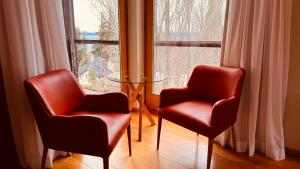Uma área de estar em Design Suites Bariloche