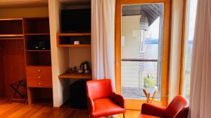 Uma TV ou centro de entretenimento em Design Suites Bariloche