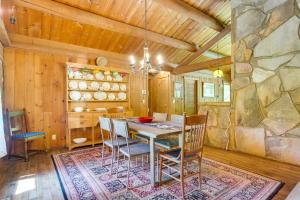 Fotografie z fotogalerie ubytování Updated Mtn Cabin on 20 Acres with Large Waterfall v destinaci Jasper