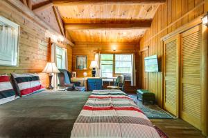 Postel nebo postele na pokoji v ubytování Updated Mtn Cabin on 20 Acres with Large Waterfall