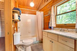 Koupelna v ubytování Updated Mtn Cabin on 20 Acres with Large Waterfall + 16 fotografií