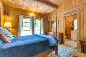 TV a/nebo společenská místnost v ubytování Updated Mtn Cabin on 20 Acres with Large Waterfall