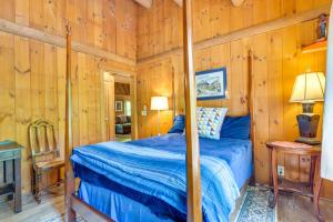 Postel nebo postele na pokoji v ubytování Updated Mtn Cabin on 20 Acres with Large Waterfall