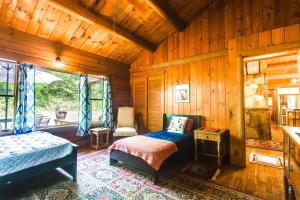 Postel nebo postele na pokoji v ubytování Updated Mtn Cabin on 20 Acres with Large Waterfall