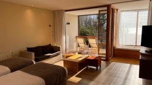 Uma área de estar em Design Suites Bariloche