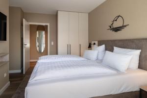 Postel nebo postele na pokoji v ubytování Hotel am Schlosspark garni