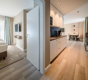 Kuchyň nebo kuchyňský kout v ubytování Hotel am Schlosspark garni