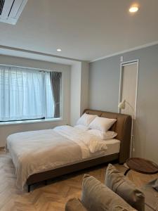 Ένα ή περισσότερα κρεβάτια σε δωμάτιο στο the one ueno