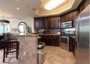 Η κουζίνα ή μικρή κουζίνα στο The Oasis 2103 formerly Phoenix West II 2103 condo