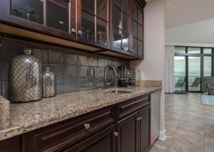 Η κουζίνα ή μικρή κουζίνα στο The Oasis 2103 formerly Phoenix West II 2103 condo