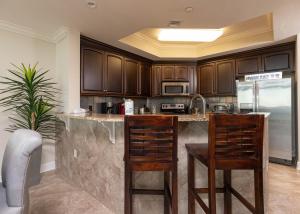 Η κουζίνα ή μικρή κουζίνα στο The Oasis 2103 formerly Phoenix West II 2103 condo