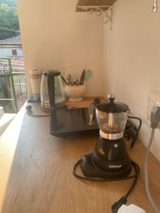 a blender sitting on top of a wooden table at Casa Vacanze Rifugio Verde in Romagnese