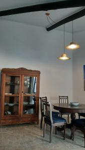 a dining room with a table and a wooden cabinet at CasaMar: confortável e decorada, 30km do Chuí in Santa Vitória do Palmar