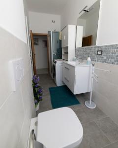 un bagno con un water bianco e un lavandino di Aussiehome ad Ascoli Piceno Altre 21 foto