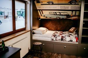 Jantarvia Car Museum , Pasja i Wypoczynek Noclegi z Klimatem客房内的一张或多张床位