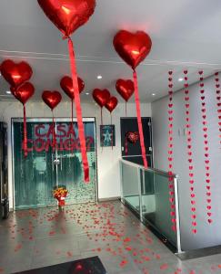 リオデジャネイロにあるPousada Seven Sunset Club Marambaiaの天井から吊るした赤いハートの部屋 +73枚の写真