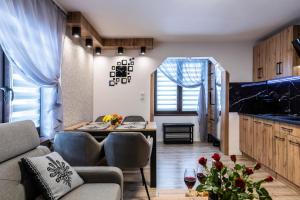 Posedenie v ubytovaní Apartament TatraVika z basenem i widokiem