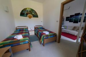 una camera da letto con due letti e uno specchio di Aussiehome ad Ascoli Piceno