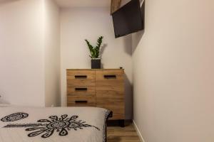 Televízia a/alebo spoločenská miestnosť v ubytovaní Apartament TatraVika z basenem i widokiem
