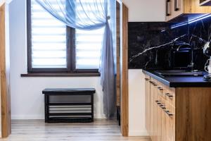 Kuchyňa alebo kuchynka v ubytovaní Apartament TatraVika z basenem i widokiem