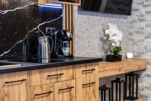 Kuchyňa alebo kuchynka v ubytovaní Apartament TatraVika z basenem i widokiem