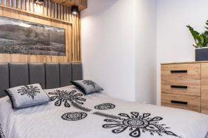 Posteľ alebo postele v izbe v ubytovaní Apartament TatraVika z basenem i widokiem