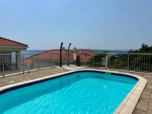 ツリクヴェニツァにあるThe View Apartment with pool - Crikvenicaの家のバルコニーに面したスイミングプール +11枚の写真