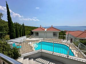 ツリクヴェニツァにあるThe View Apartment with pool - Crikvenicaの家の上にあるプール