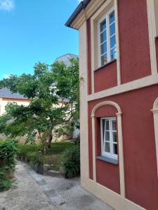 a red building with a window on the side of it at SAN FRANCISCO in Ribadeo