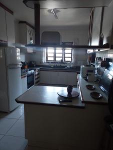 a kitchen with a counter top and a refrigerator at CASA AMPLA e COMFORTAVEL in Campinas